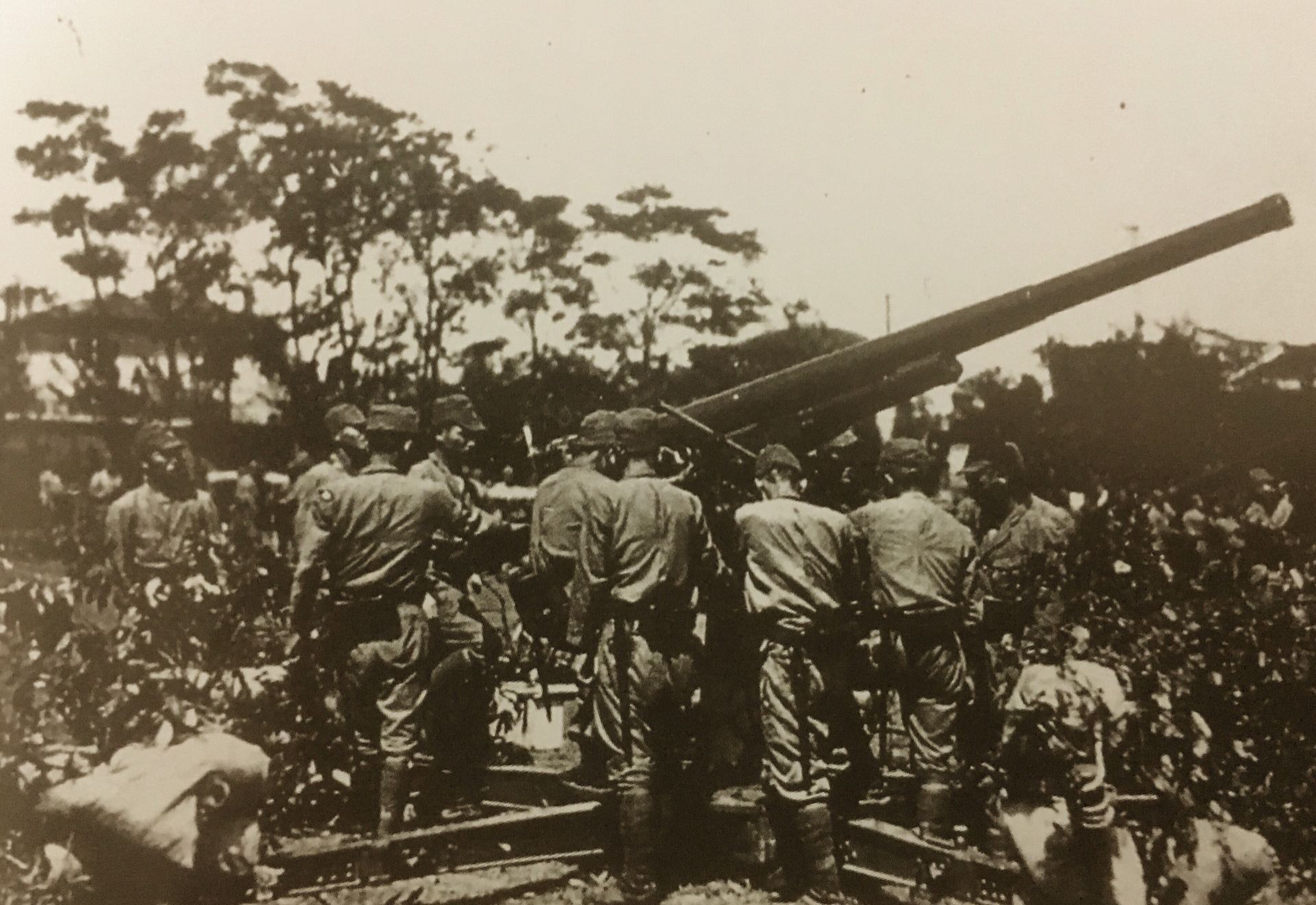 这张照片拍摄于日军入侵上海期间,停靠在上海港口