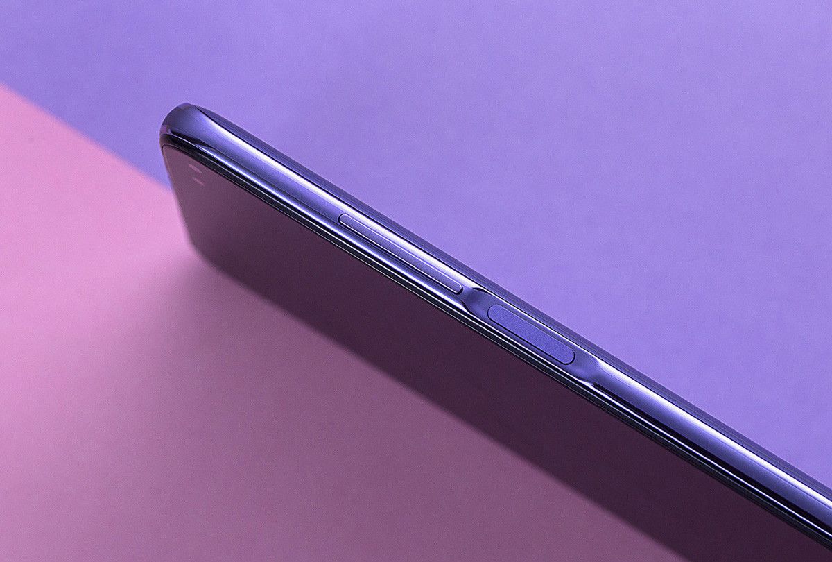 侧面指纹解锁,和电源键相结合.