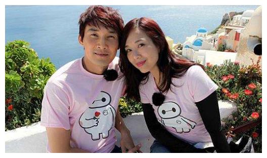 她18岁一夜成名后嫁小8岁丈夫现婚后8年因无法生育领养孩子