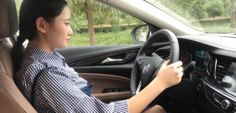 新手司机问题来了!开车技术还不熟,"实习标签"能不能一直贴着