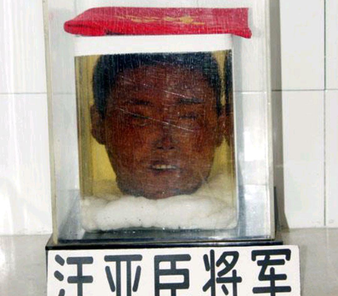 他的名字叫汪亚臣,祖籍山东,后来逃荒来到了东北,由于生活所迫,他到