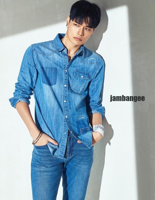 韩女星孝琳郑赫携手代言牛仔服品牌拍宣传照