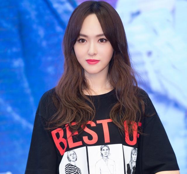 因为中分会把高额头衬得更加突出,和整个面部比例不协调,唐嫣就是高