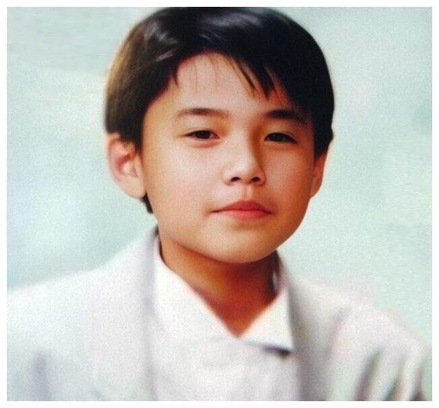 张杰小时候没有想到原来也是个婴儿肥的小孩子吧,这个小脸肉嘟嘟的,和