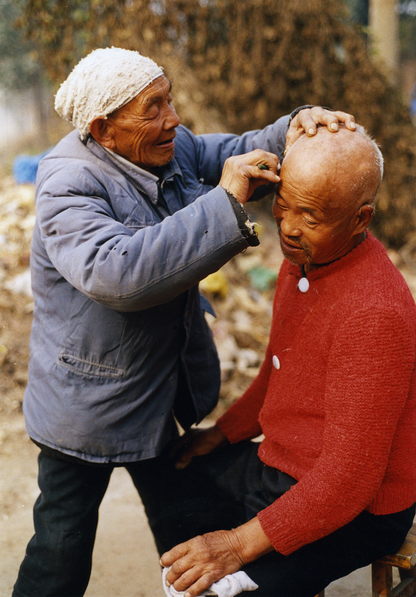 10年前农村是这样的剃头场景,6旬大娘给老伴剃了几十年