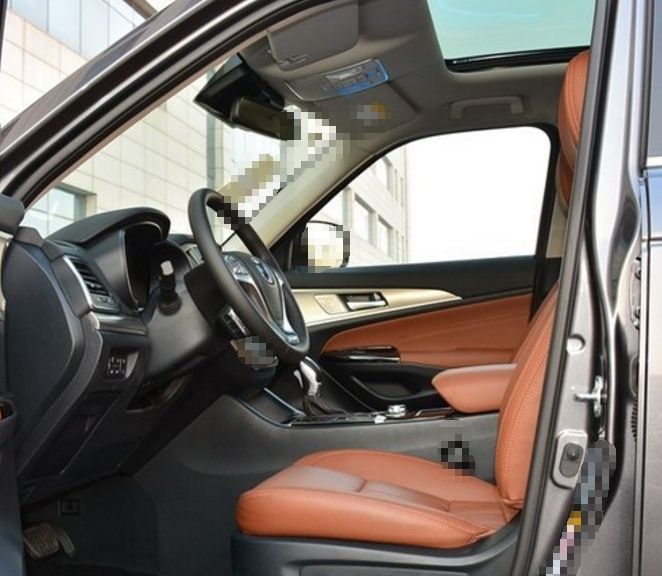 长安cs95,霸气与动感外观的结合,内部配置丰富舒适!