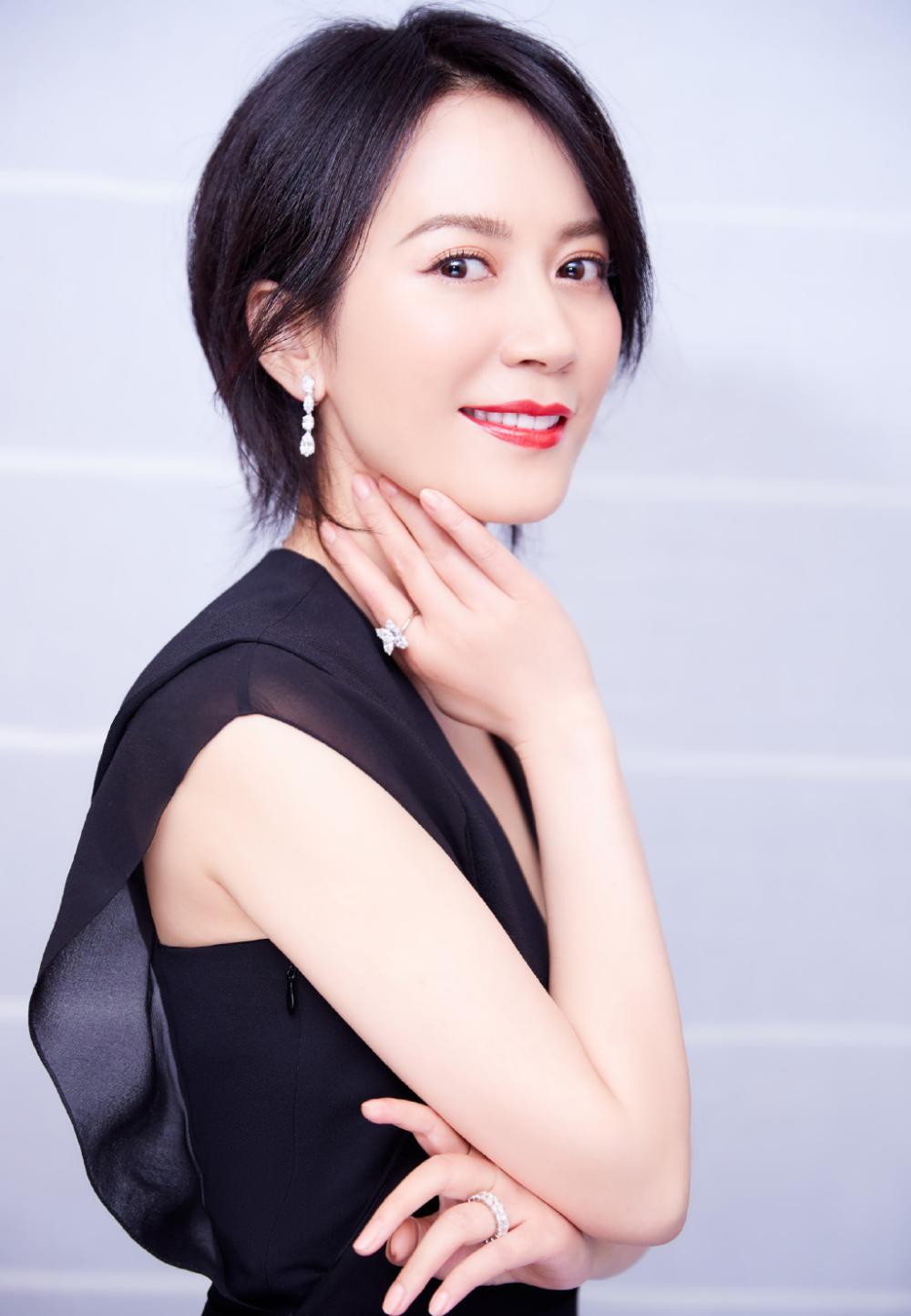 48岁俞飞鸿换新发型锁骨发搭配黑色look连衣裙居然意外时尚
