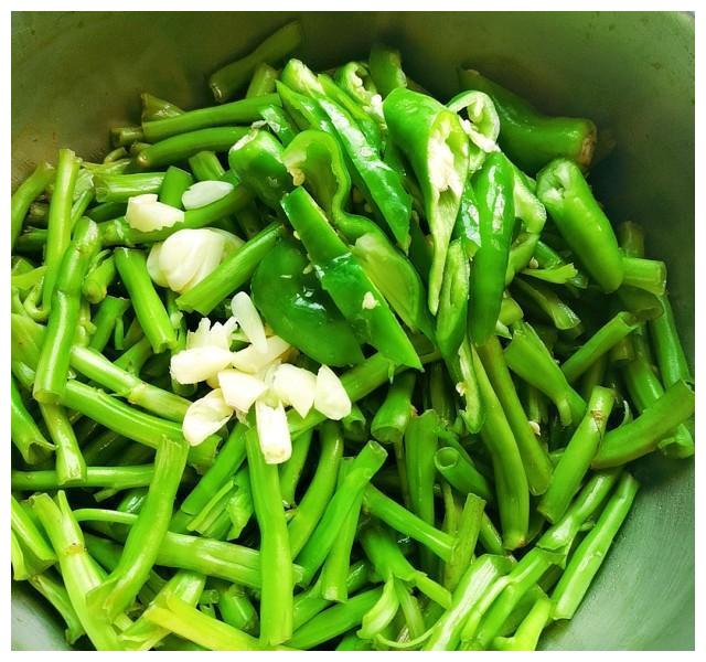 做法步骤:原料:空心菜梗,大蒜头,豆豉,米酒醪糟,青椒,油,盐,鸡精,蚝油