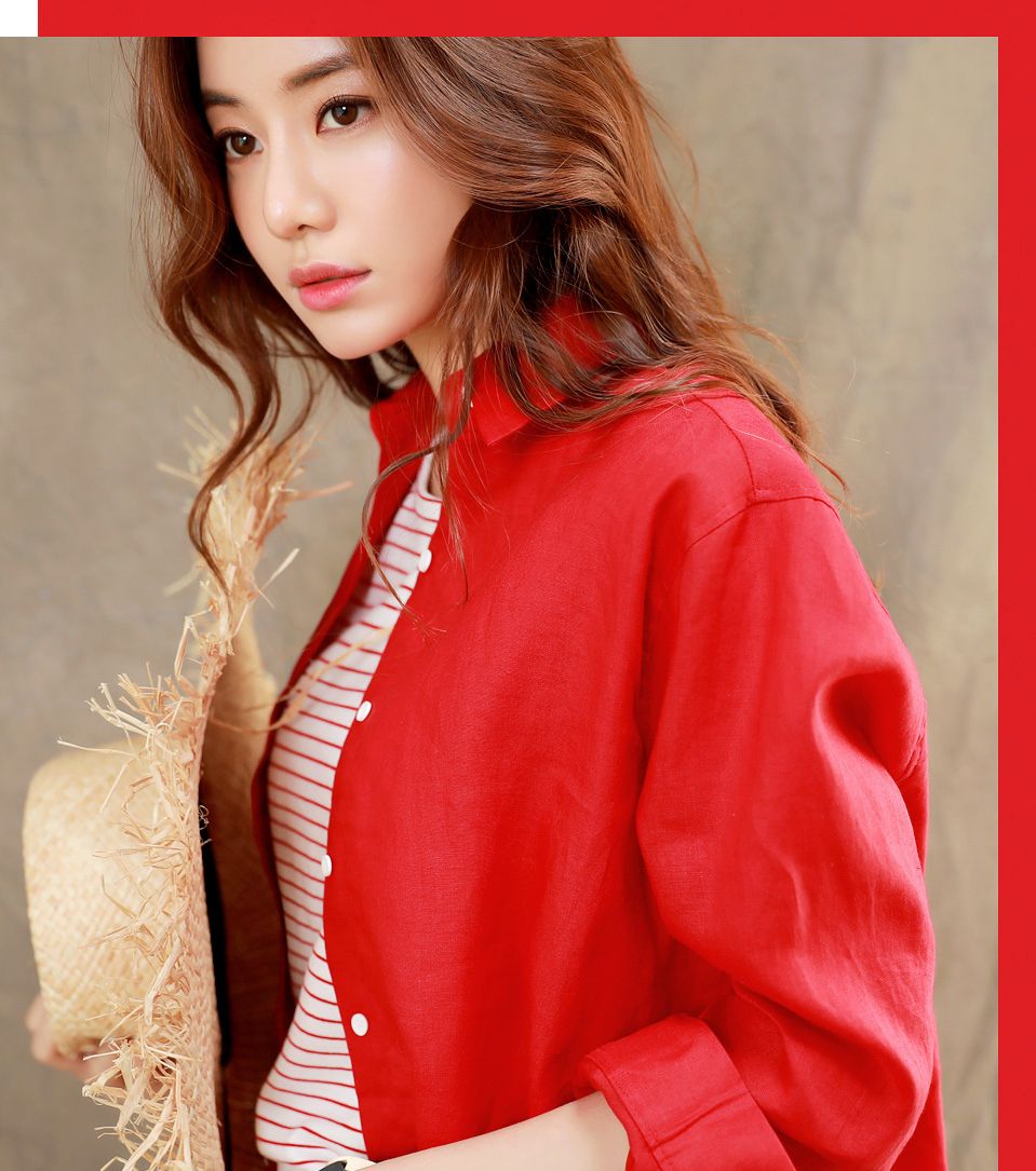 红色亚麻基本款翻领衬衫搭配白色毛边直筒便裤