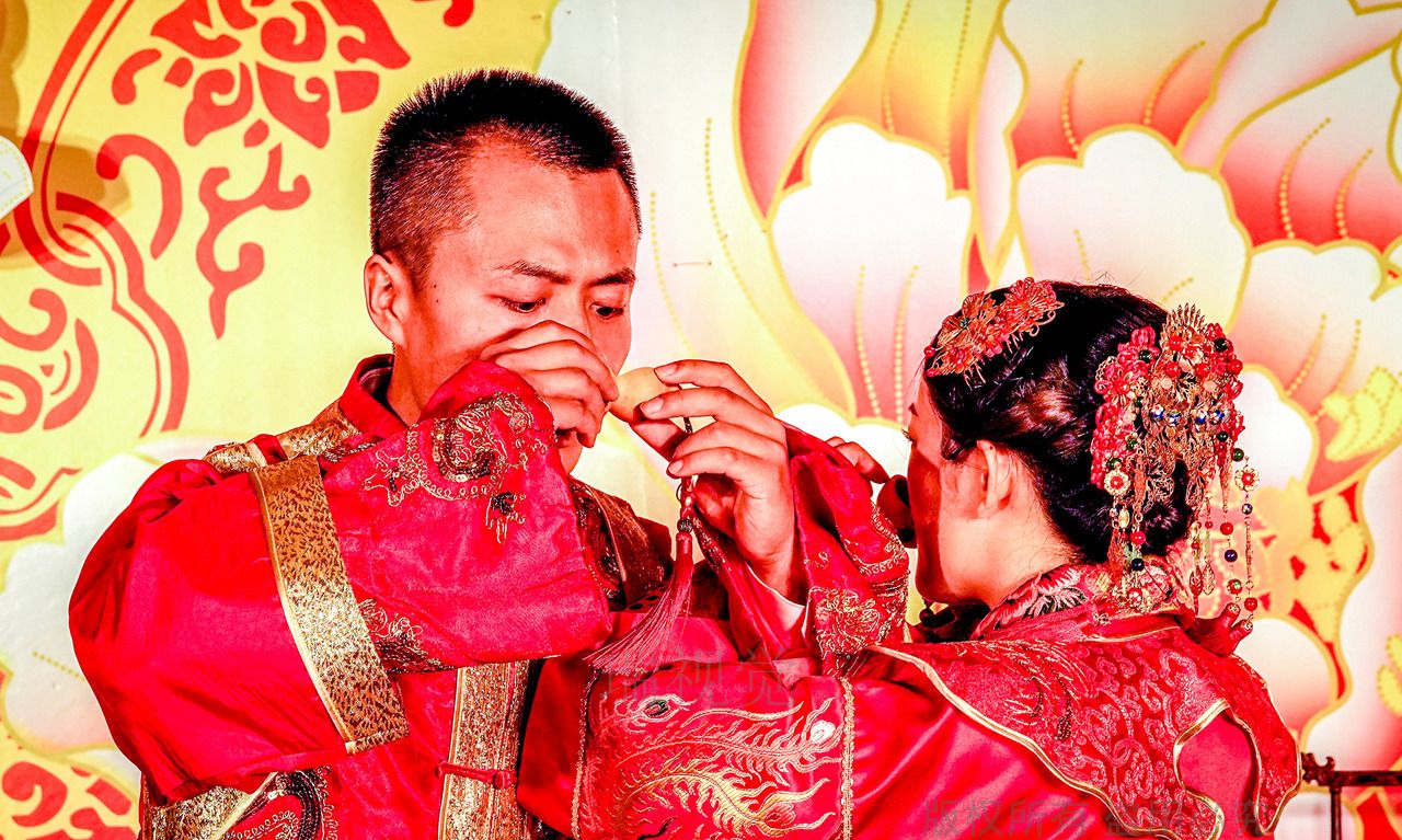 中式婚礼上新郎新娘都要喝交杯酒,原来叫“合卺”,是在洞房里!|交杯酒|匏瓜|合卺_新浪新闻