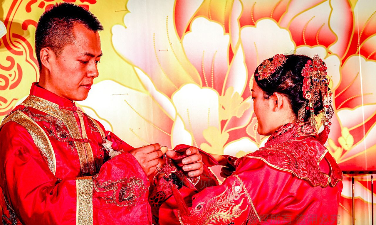 中式婚礼上新郎新娘都要喝交杯酒,原来叫“合卺”,是在洞房里!|交杯酒|匏瓜|合卺_新浪新闻