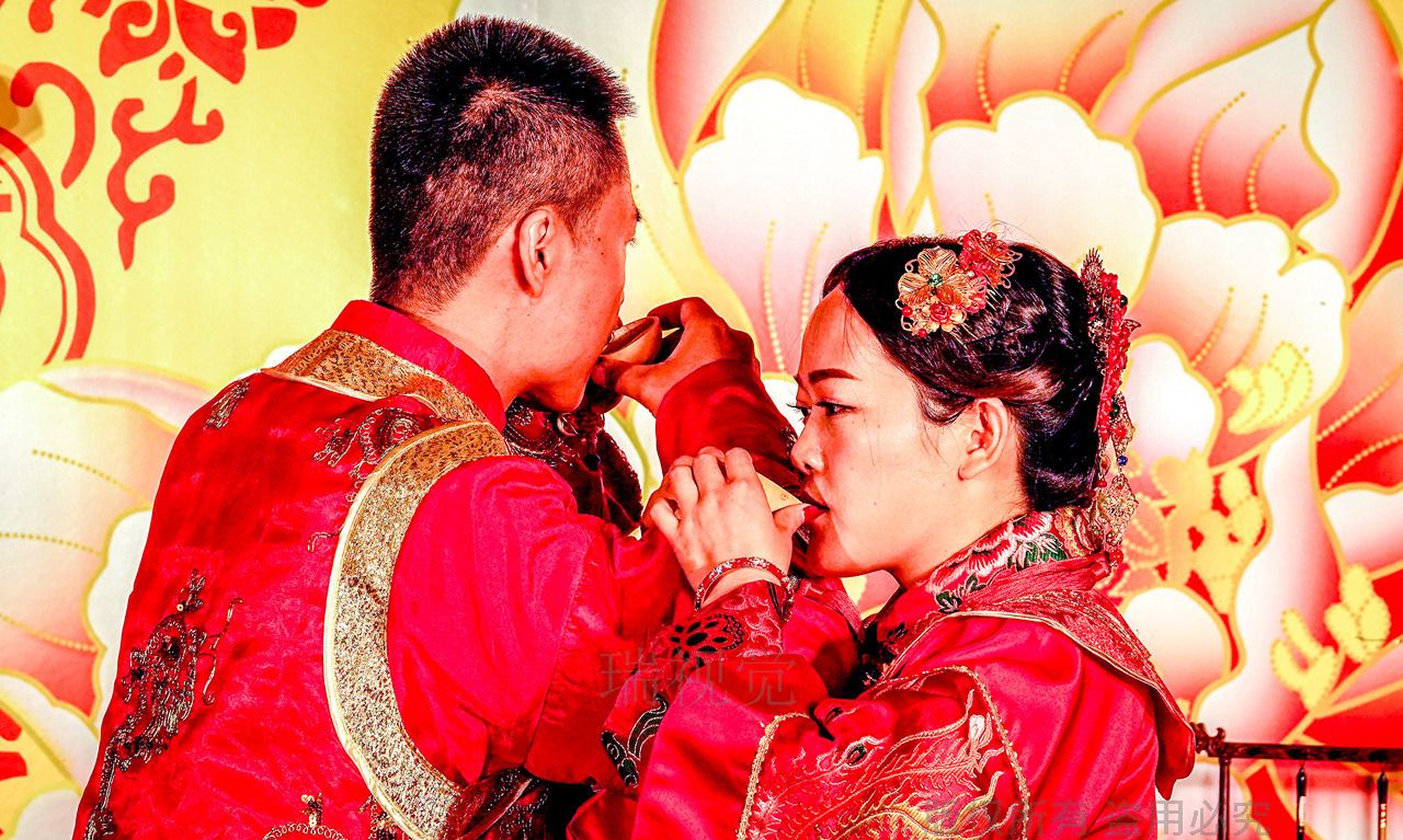 中式婚礼上新郎新娘都要喝交杯酒,原来叫“合卺”,是在洞房里!|交杯酒|匏瓜|合卺_新浪新闻