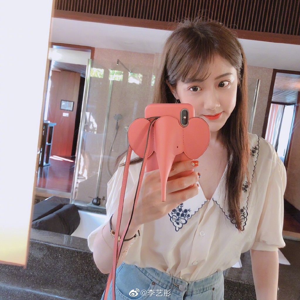 偶像美少女李艺彤旅游度假写真美照欣赏_高清图集_新浪网