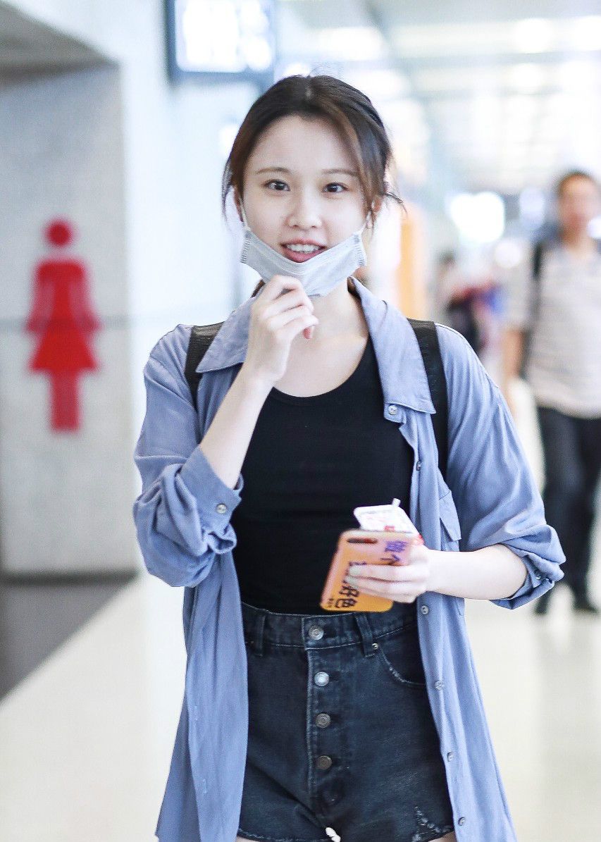 张慧雯穿蓝衬衫搭配牛仔短裤现身机场,摘下口罩素颜出镜面带微笑