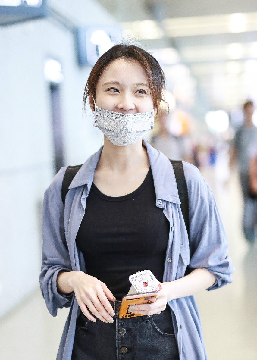 张慧雯穿蓝衬衫搭配牛仔短裤现身机场,摘下口罩素颜出镜面带微笑