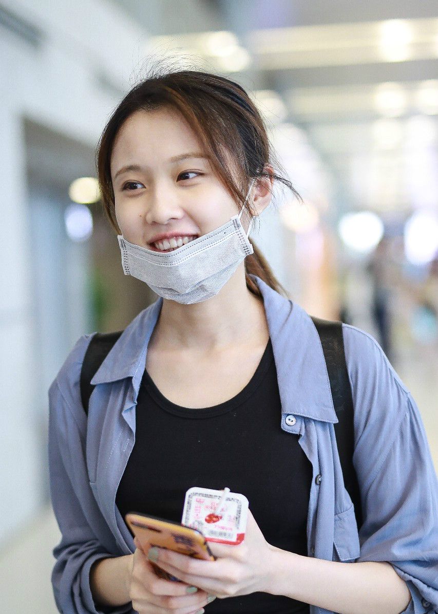 张慧雯穿蓝衬衫搭配牛仔短裤现身机场,摘下口罩素颜出镜面带微笑