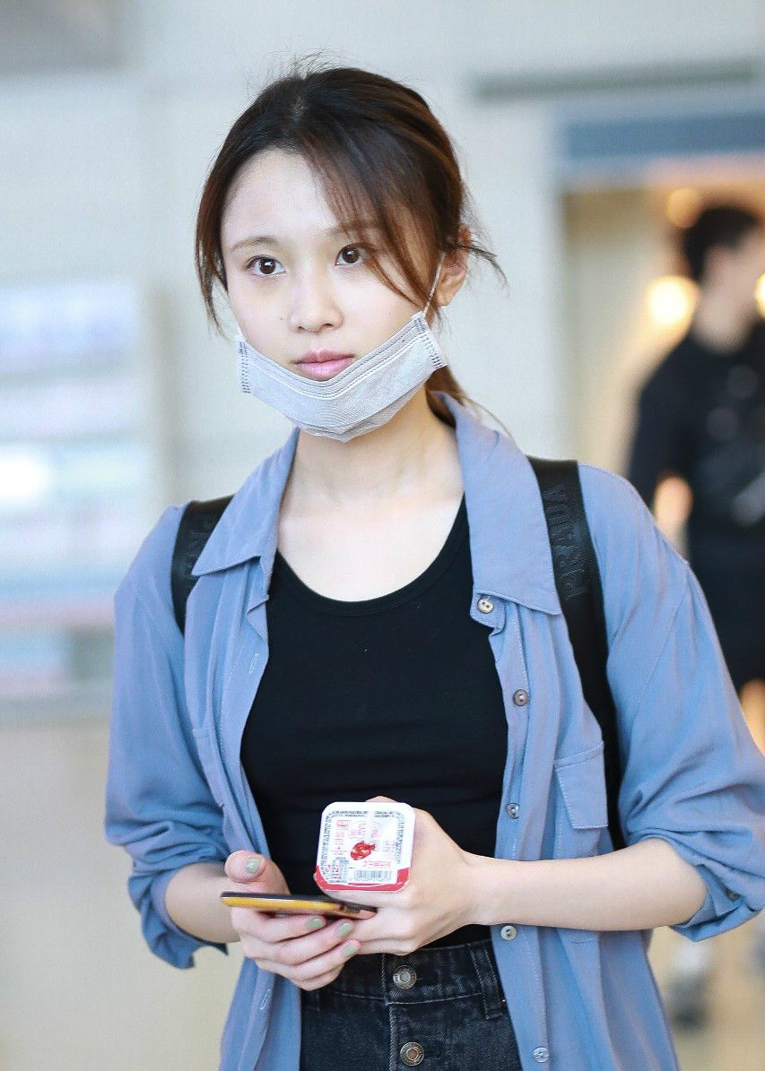张慧雯穿蓝衬衫搭配牛仔短裤现身机场,摘下口罩素颜出镜面带微笑