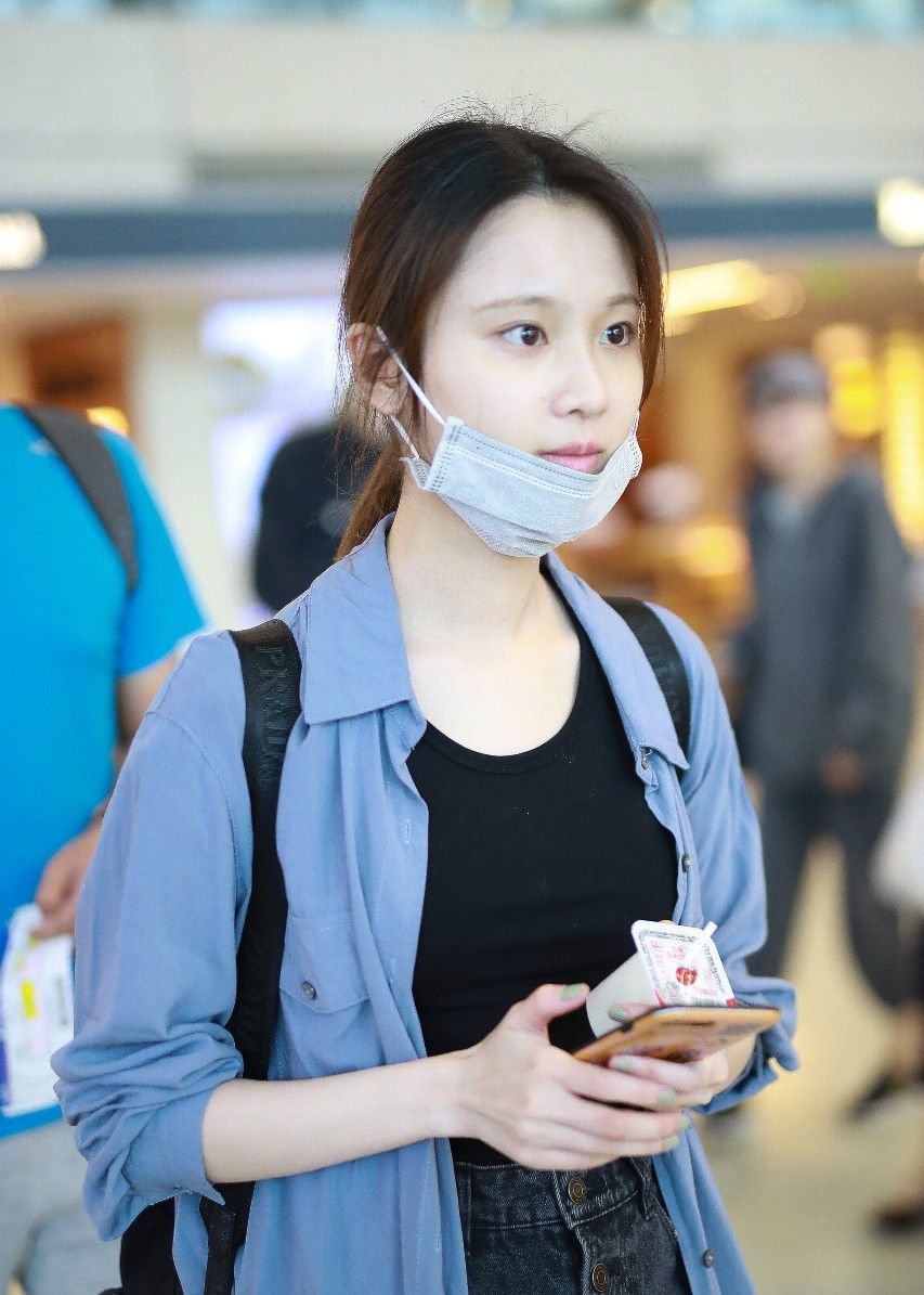 张慧雯穿蓝衬衫搭配牛仔短裤现身机场,摘下口罩素颜出镜面带微笑