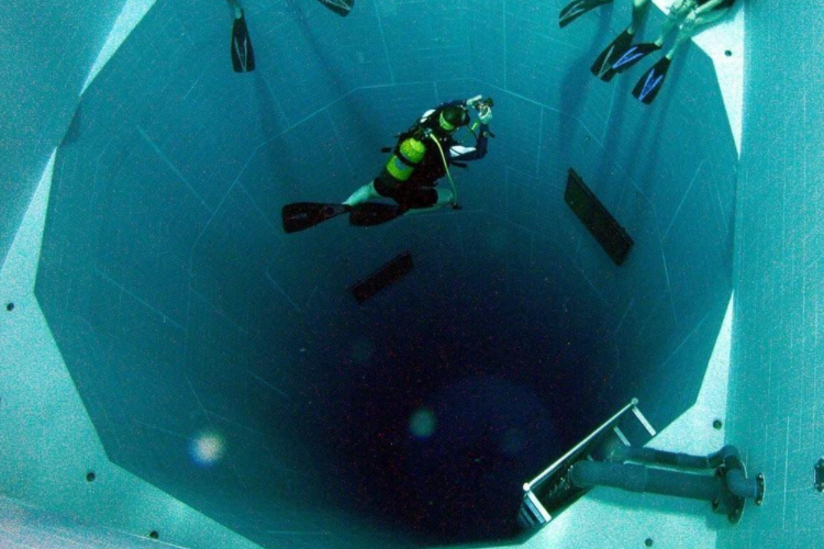 全球最恐怖的三个游泳池,第一个池水如血,最后一个用生命在游泳