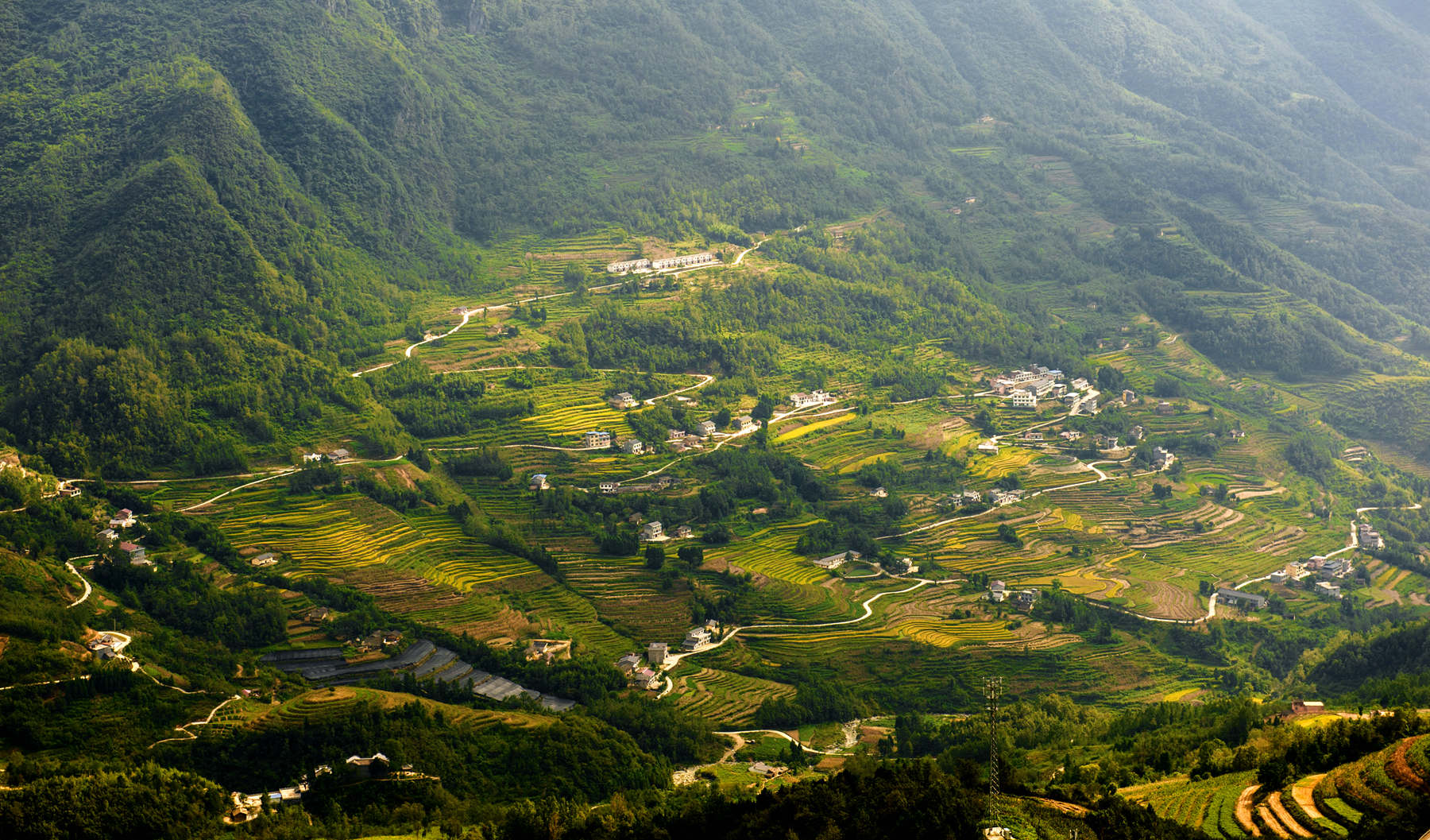 陕南有一处集"山,水,田,屋,寨,村,庙,农"为一体美景
