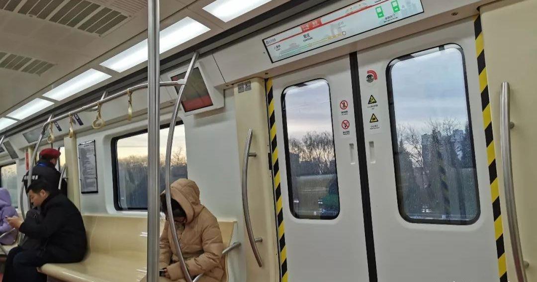 外观比不同 体验北京地铁八通线新车tq431