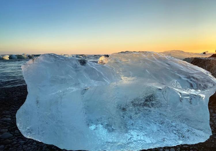 假期去欧洲冰岛黑沙滩游玩,欣赏冰石浮冰之美!