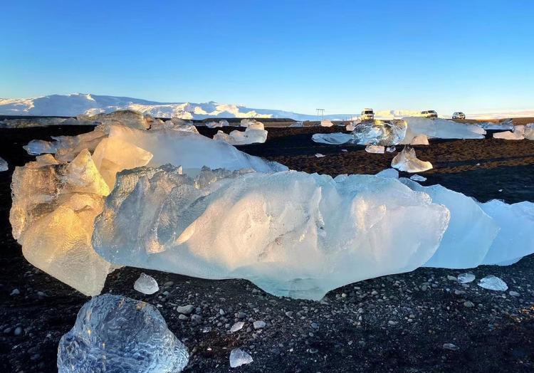 假期去欧洲冰岛黑沙滩游玩,欣赏冰石浮冰之美!
