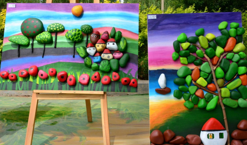 将一些外表粗糙的小石头"变废为宝"进行彩绘,再镶嵌在画幅背景中,拼接