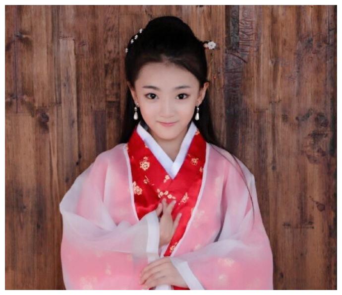 儿童版"白娘子"陶奕希近照曝光,小小年纪气质佳