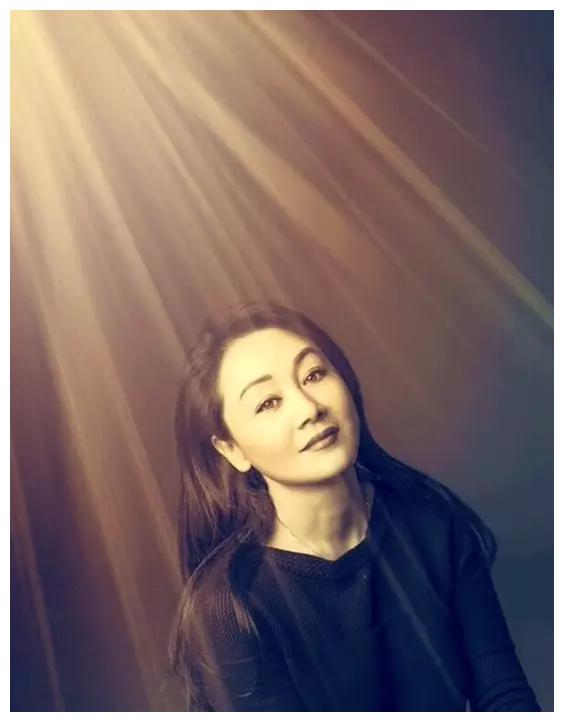 王姬是一位老戏骨了,她与宋丹丹是同学,宋丹丹一脸幸福喜悦的样子,可