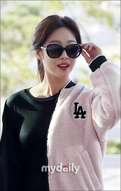 韩国女艺人赵宝儿飞往泰国拍杂志写真