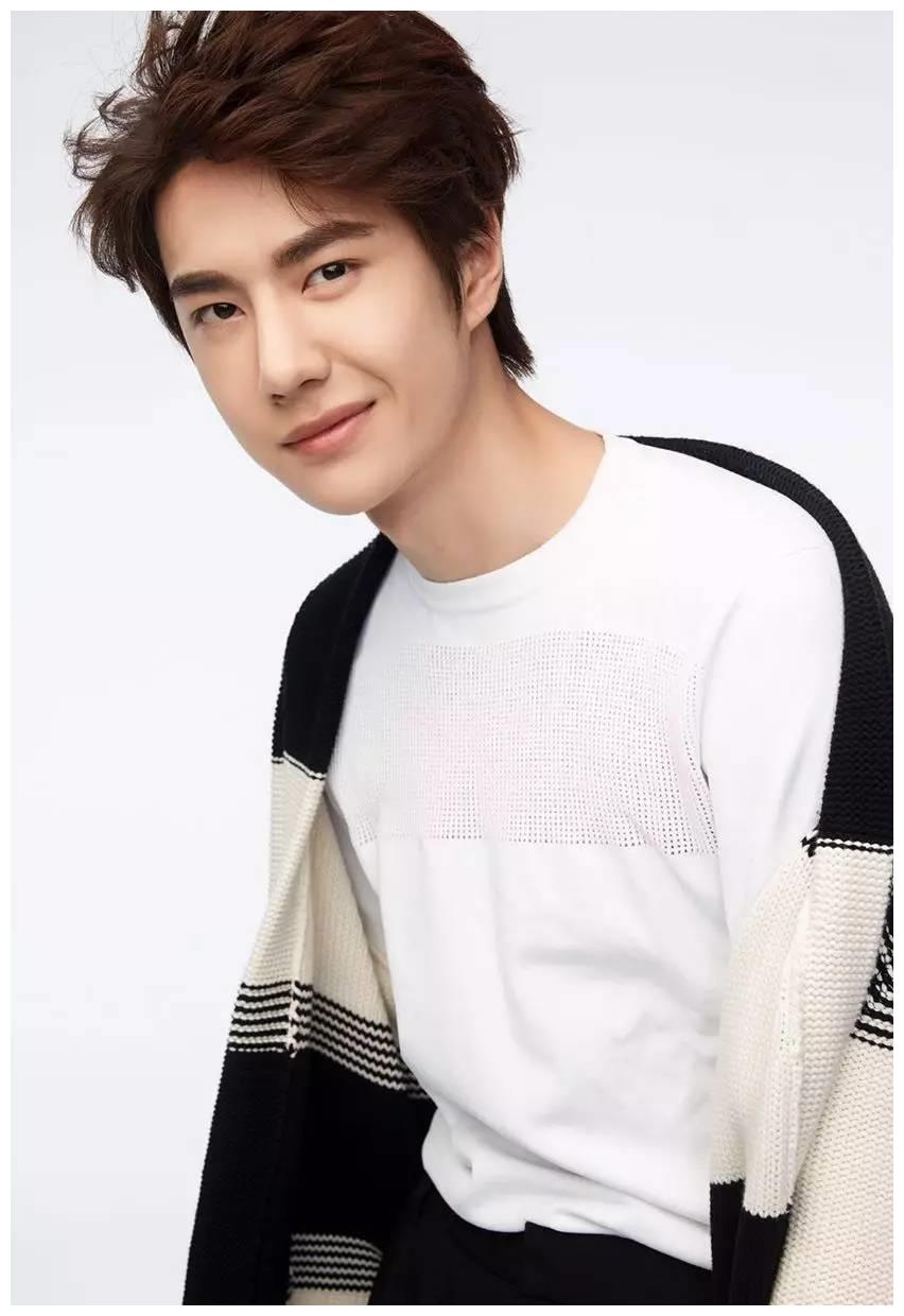 至尊宝非常不羁又很调皮的形象,所以王一博也刻意的改变他的嗓音