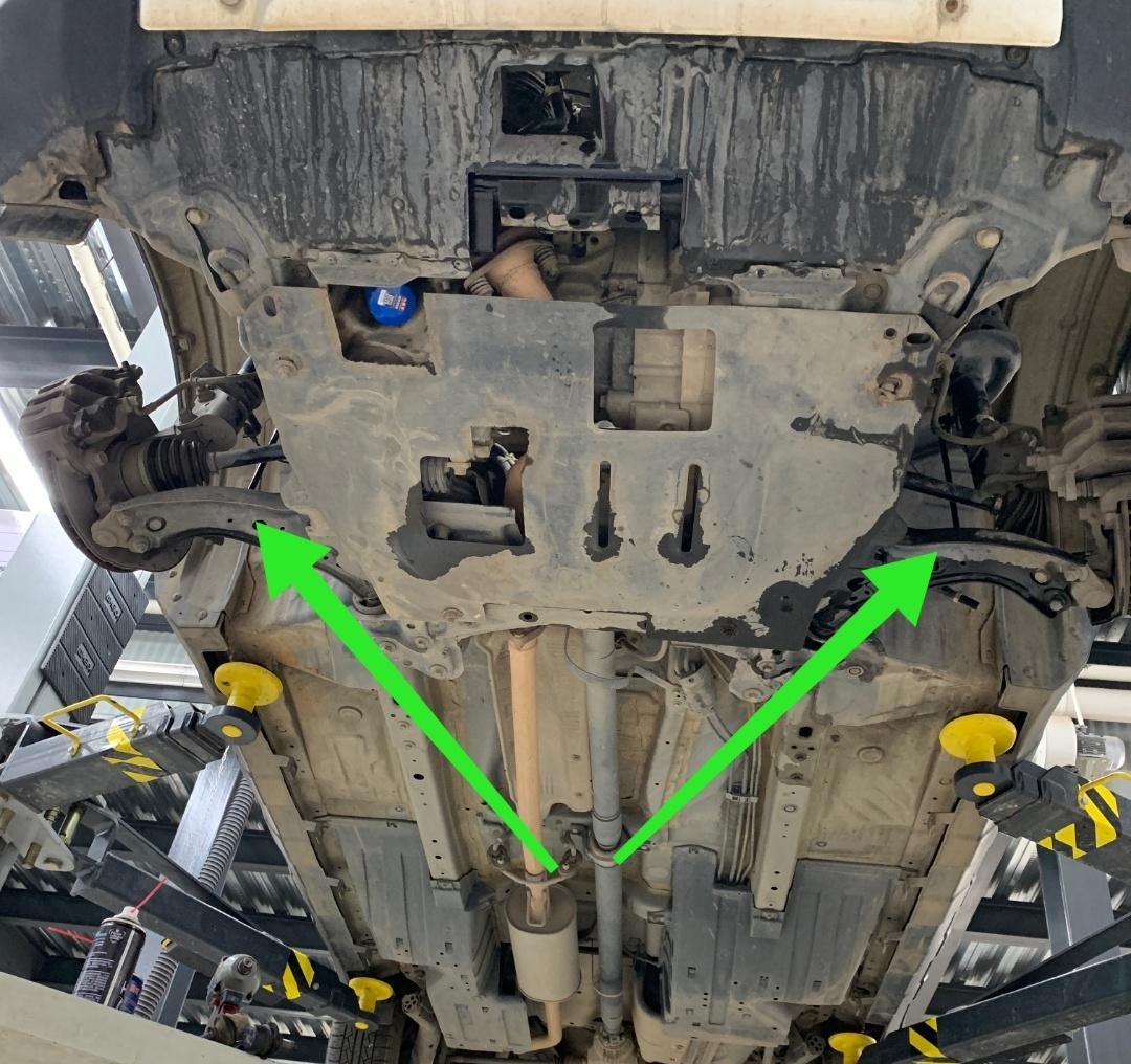 下图所示,本田crv的底盘,左右外拉杆球头已经被拆下.