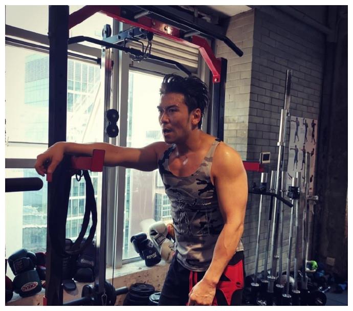 唐文龙健身累趴50岁身材健硕似小伙曾因奇怪理由与陈少霞分手