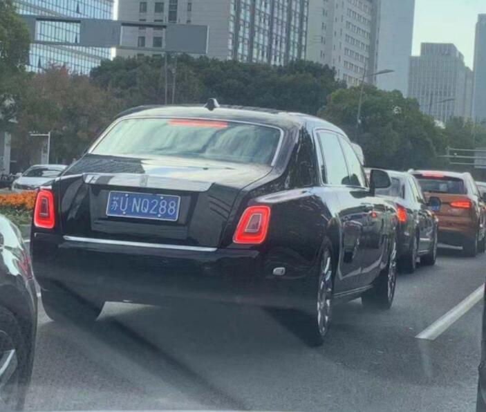 江苏苏州街头偶遇劳斯莱斯八代幻影,气场秒杀众车!