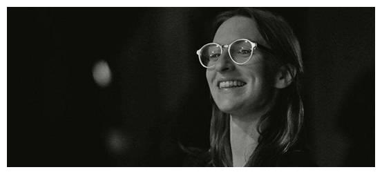 电影《弗兰西丝·哈》中,失败者的黑白喜剧