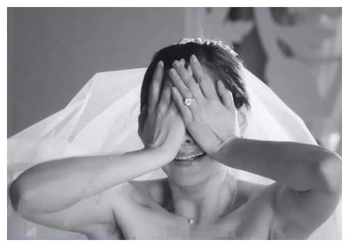 夏洛特烦恼秋雅婚纱掉落张扬让她先捂脸其实是有内涵的