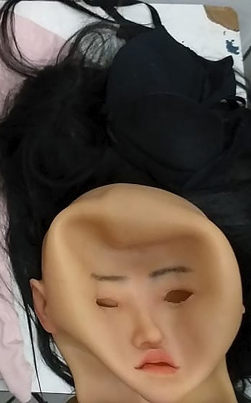 巴西黑帮大佬乔装越狱,扮少女戴硅胶面具,因太兴奋让狱警识破