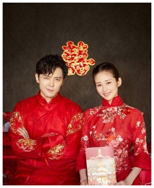 通过付辛博微博给出的照片来看,两位新人在结婚当天穿的是中式结婚