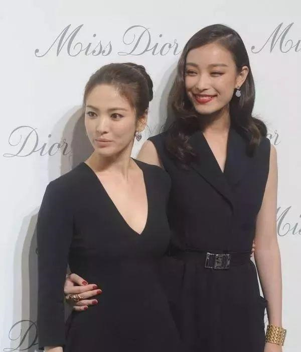 一搜才知道原来全智贤和周迅还合过影，看照片这质量有点久远了。