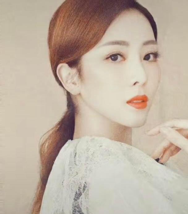 李思思爆儿时照片,网友:不愧是央视主持,从小美到大