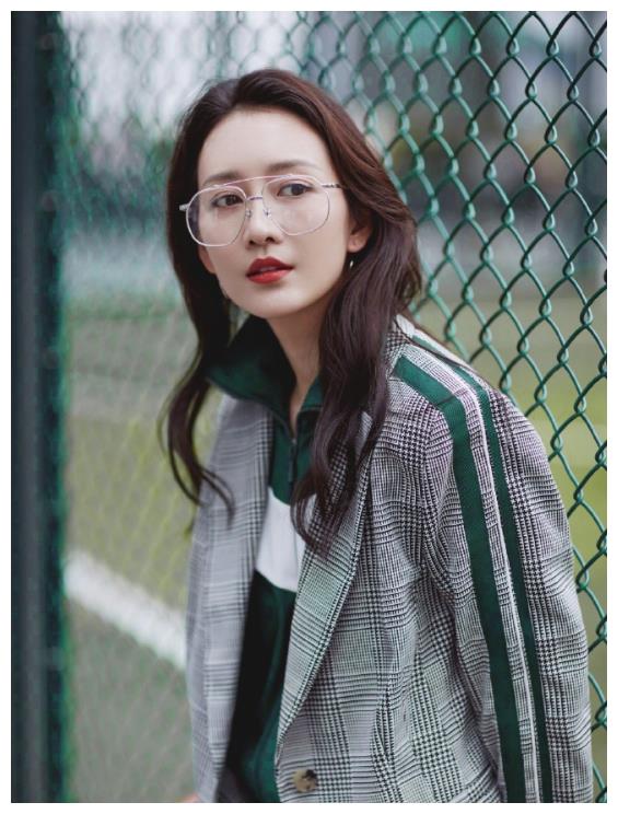 现在不流行黑超墨镜朋克风了,看看王鸥是怎么穿的,贼前卫|王鸥|眼镜