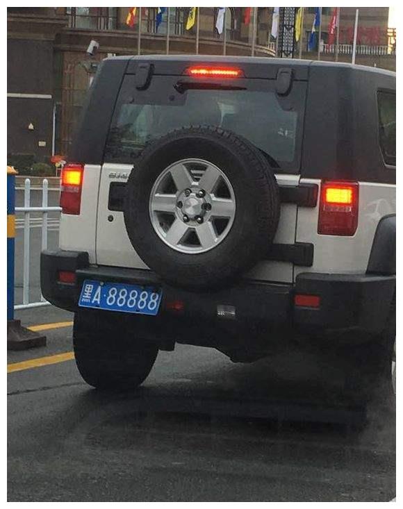 曾让人绕道走的"黑a88888"车牌,如今挂国产车上,车主是他