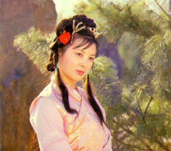 87版贾惜春胡泽红扮演,胡泽红当年刚进入剧组的时候十分小,才15岁,比