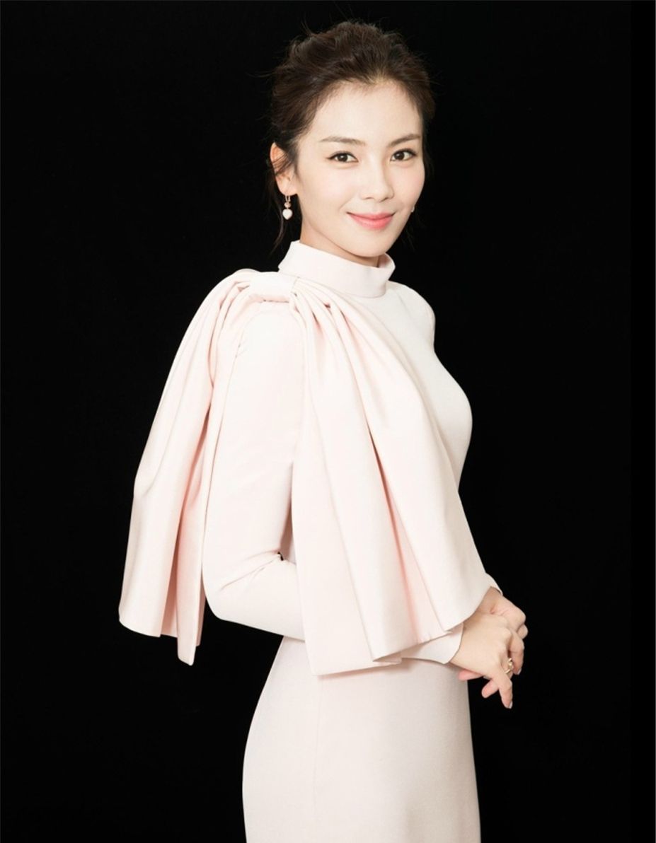 刘涛美艳写真曝光，不用丝袜也能秀美腿