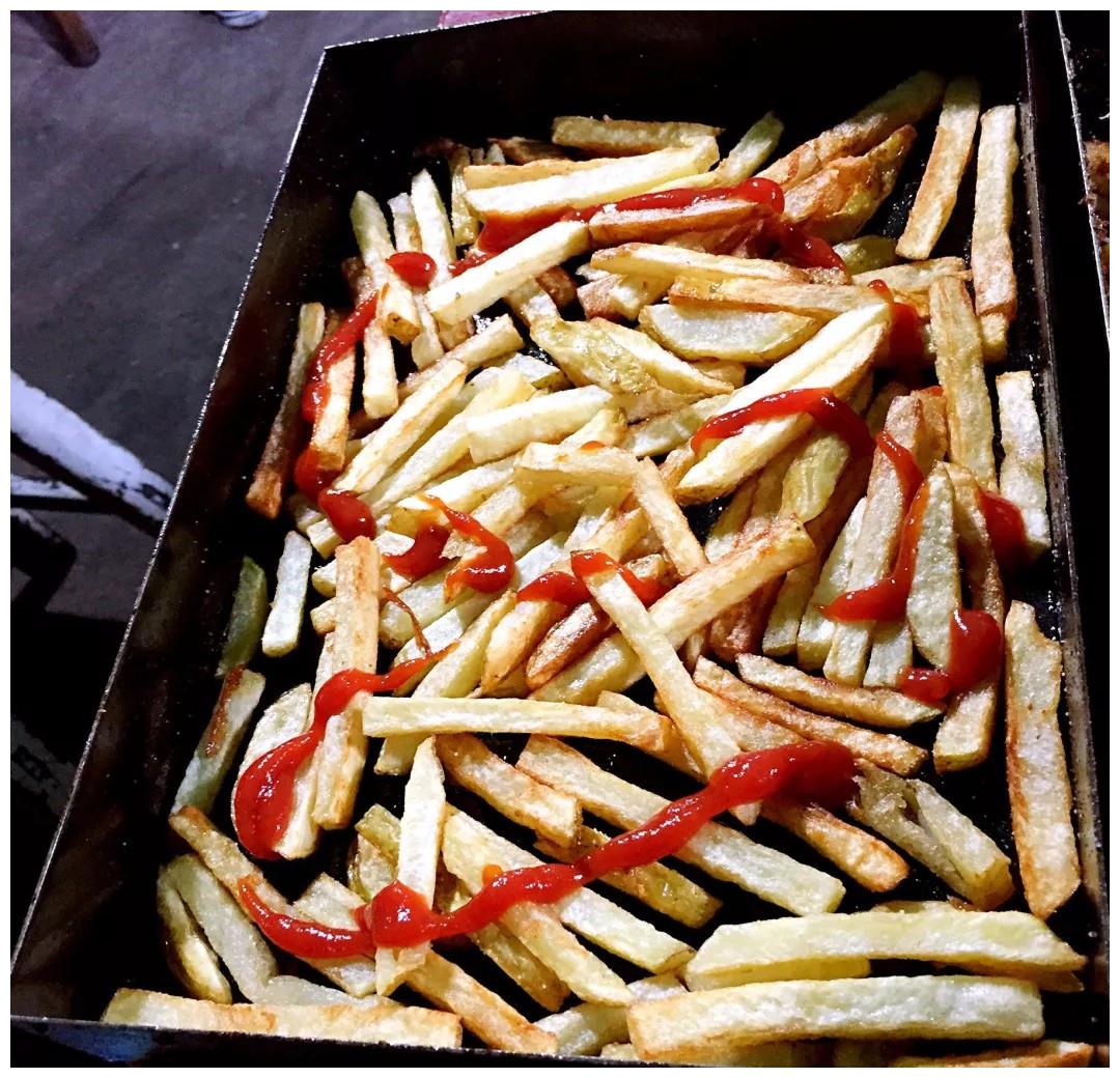 青岛特色的戳子肉,自己去市场买食材,老板给加工,什么都能烤