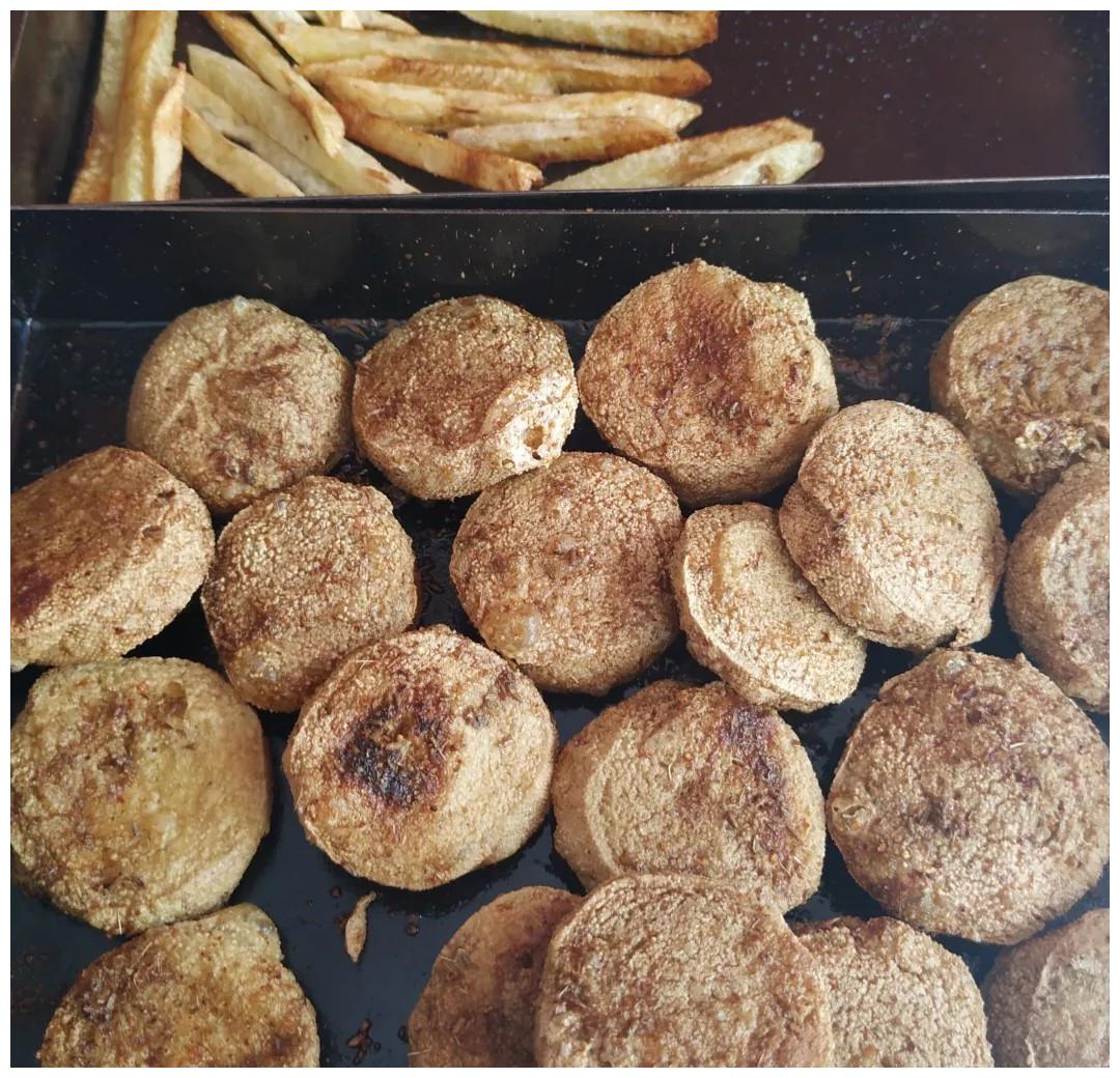 青岛特色的戳子肉,自己去市场买食材,老板给加工,什么都能烤