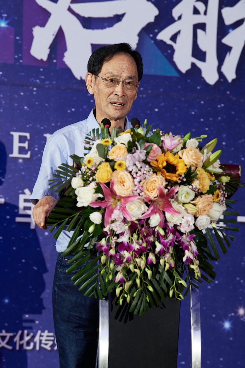 前中共中央文化部副部长潘震宙秘书长为电影《药王神探》新闻发布会上