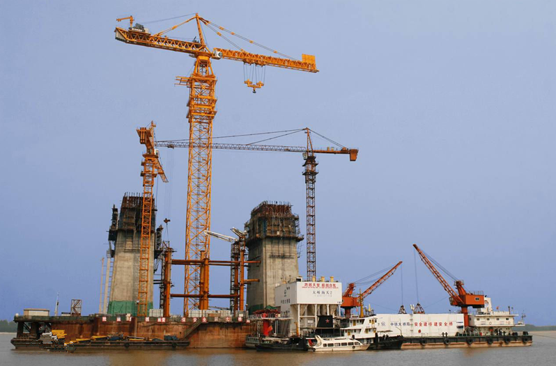 d5200-240塔式起重机是全球最大的水平臂上回转自升塔式起重机.