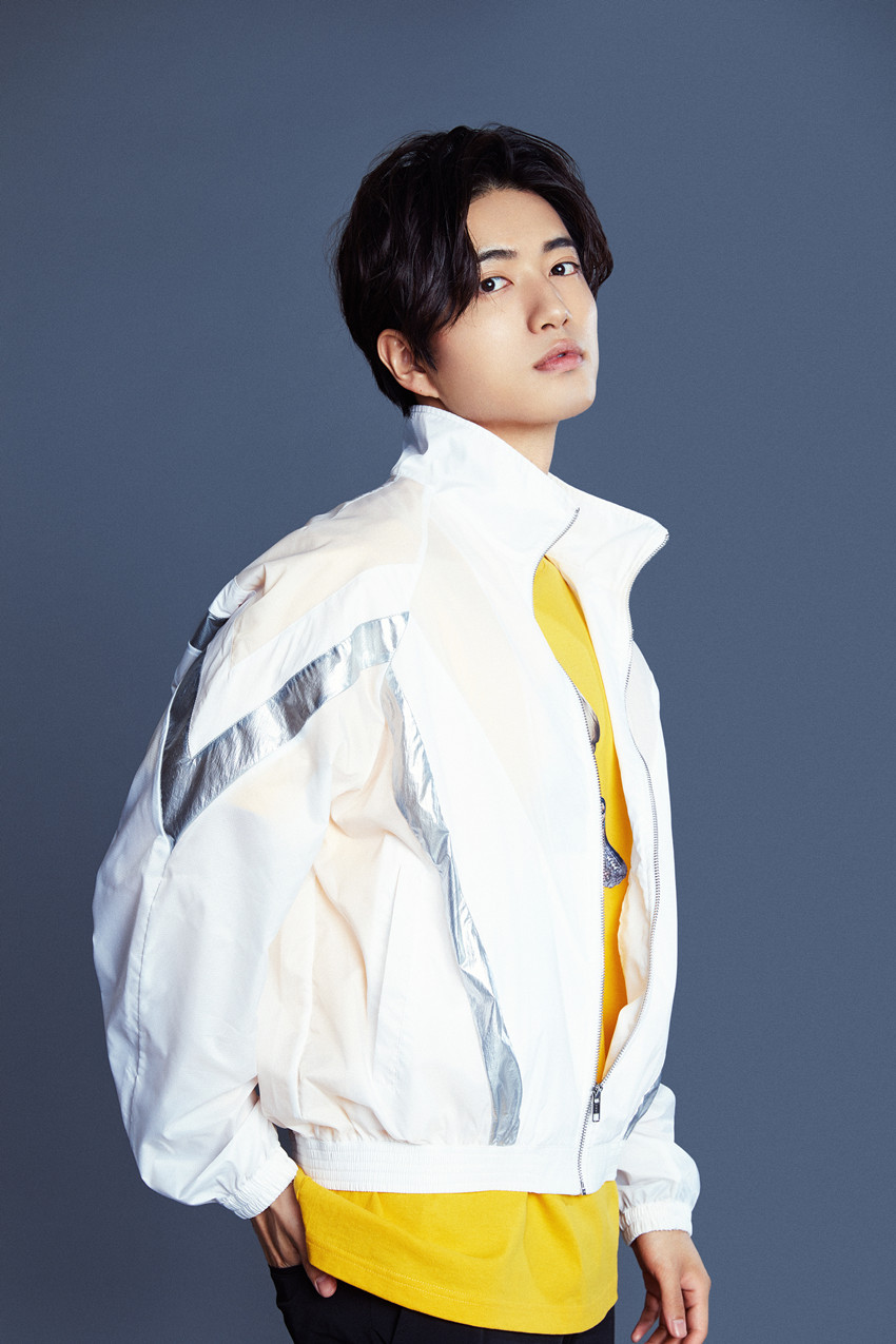 近日,演员张博涵曝光一组初秋写真.